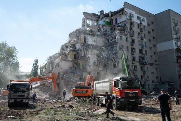 Кривавий удар по Києву: під завалами понад добу шукають людей, кількість жертв росте — нові дані Кривавий-удар-по Києву:-під-завалами-понад-добу-шукають-людей,-кількість-жертв-росте —-нові-дані