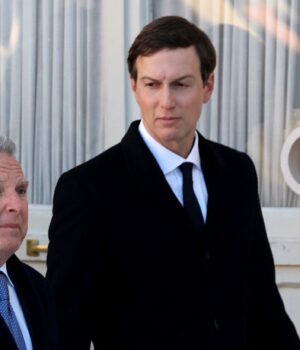 vitkoff_dzhared_kushner_gettyimages_2254288874_a956b849435d2c51bebef753fcb60065_1300x820.jpg Посланці Трампа не приїдуть до Києва “тільки заради фотосесії”, – NYT