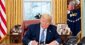 Трамп опублікував зображення нової 100-доларової купюри з його підписом Трамп показав макет нової 100-доларової купюри зі своїм підписом