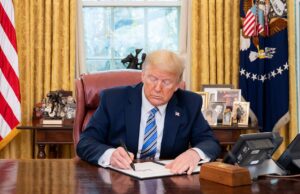 Трамп опублікував зображення нової 100-доларової купюри з його підписом Трамп показав макет нової 100-доларової купюри зі своїм підписом
