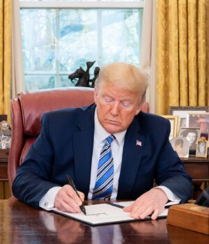 tramp_ovalniy_kabinet_pidpis_flickr_com_photos_whitehouse45__75e0106004e22b9be64eef396a489df63725a.jpg Трамп показав макет нової 100-доларової купюри зі своїм підписом