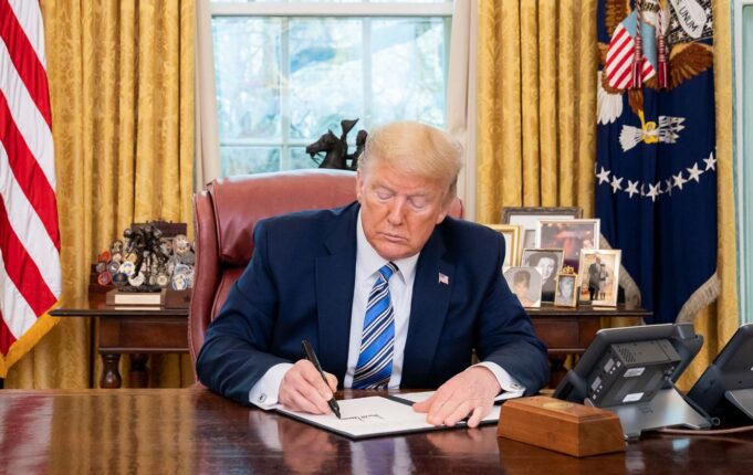 Трамп опублікував зображення нової 100-доларової купюри з його підписом Трамп показав макет нової 100-доларової купюри зі своїм підписом