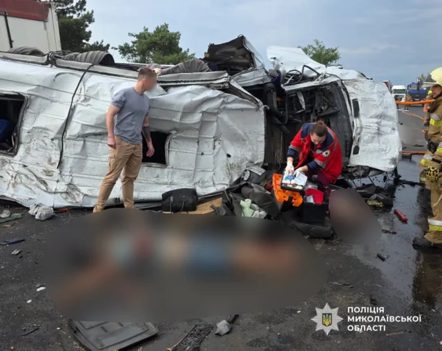 Смертельна аварія на трасі Одеса-Миколаїв: 9 загиблих, 8 поранених Маршрутка-зіткнулася-з-вантажівкою-на-трасі-з-Одеси-до-Миколаєва,-багато-жертв