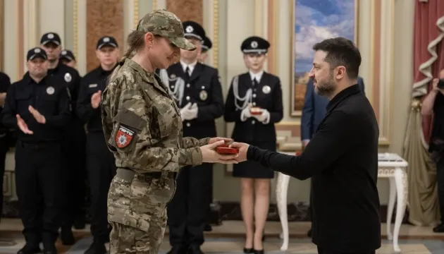 Зеленський відзначив поліцейських державними нагородами Зеленський відзначив поліцейських державними нагородами