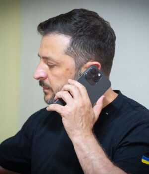 zelenskiy_telefon___facebook_com_zelenskyy_official_77b461e12a659737510d226b1ccdc7a9_1300x820.jpg Зеленський провів телефонну розмову із Трампом, – Axios