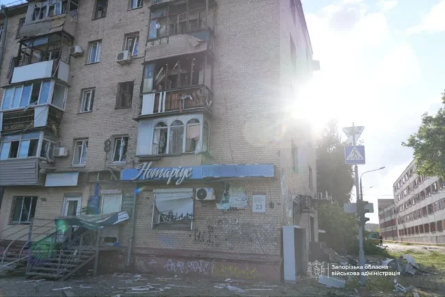 Росіяни атакували Запоріжжя двома КАБами, є загиблий та 13 поранених Росіяни атакували Запоріжжя двома КАБами, є загиблий та 13 поранених