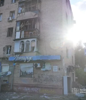 Росіяни атакували Запоріжжя двома КАБами, є загиблий та 13 поранених