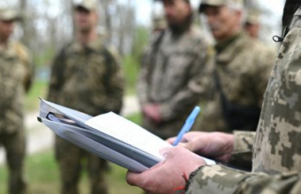 Військовий отримав перелом руки: у Луцьку чоловік хотів втекти від ТЦК на таксі Військовий-отримав-перелом-руки:-у-Луцьку-чоловік-хотів-втекти-від-ТЦК-на-таксі