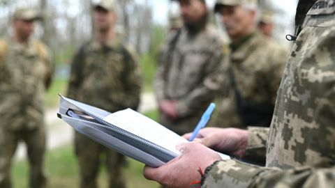 Військовий отримав перелом руки: у Луцьку чоловік хотів втекти від ТЦК на таксі Військовий-отримав-перелом-руки:-у-Луцьку-чоловік-хотів-втекти-від-ТЦК-на-таксі
