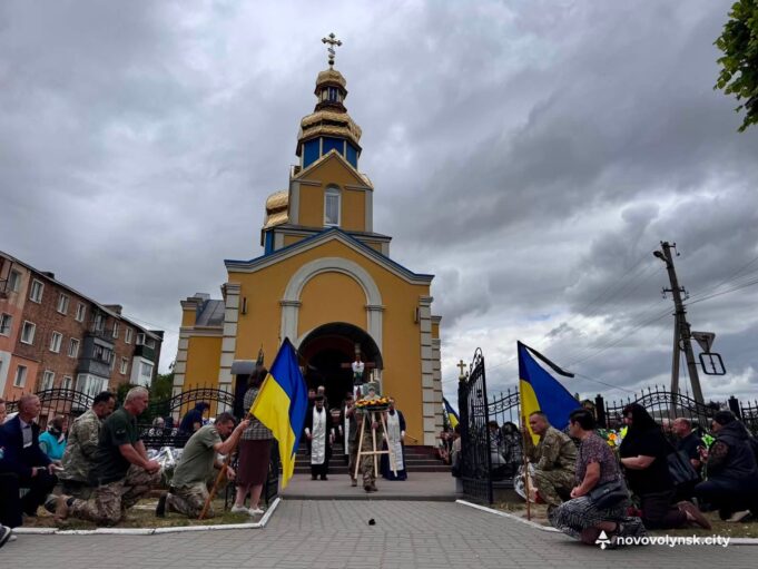 Прощання з воїном Євгеном Мазурком у Нововолинську Нововолинська-громада-попрощалася-із-Захисником-України-Євгеном-Мазурком