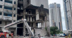У Києві завершили пошуково-рятувальні роботи після російської атаки У Києві завершили пошук людей під завалами після російської атаки