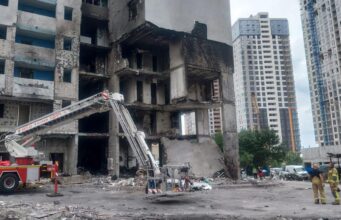 У Києві завершили пошуково-рятувальні роботи після російської атаки У Києві завершили пошук людей під завалами після російської атаки