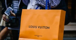 Адвокат побив киянку пакетом Louis Vuitton і уникнув покарання Адвокат побив киянку пакетом Louis Vuitton і уникнув покарання