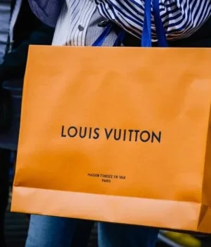 Адвокат побив киянку пакетом Louis Vuitton і уникнув покарання