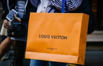 Адвокат побив киянку пакетом Louis Vuitton і уникнув покарання Адвокат побив киянку пакетом Louis Vuitton і уникнув покарання