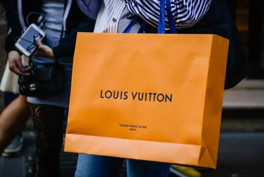 Адвокат побив киянку пакетом Louis Vuitton і уникнув покарання Адвокат побив киянку пакетом Louis Vuitton і уникнув покарання