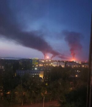 У-Саратові-після-серії-вибухів-спалахнув-нафтопереробний-завод У-Саратові-після-серії-вибухів-спалахнув-нафтопереробний-завод