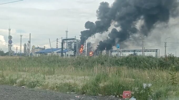 Атака українських дронів на Омський нафтопереробний завод: перший удар за межами України Дістали-«недосяжного-гіганта».-Як-українські-дрони-вперше-атакували-Омський-НПЗ-за-2500-кілометрів-від-кордону