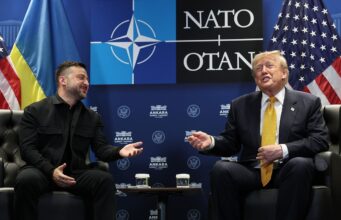 Зеленський відповів Трампу на запитання про мирні переговори з Росією Зеленський – Трампу: поїхати до Москви складно, там дрони літають