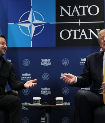 Зеленський відповів Трампу на запитання про мирні переговори з Росією Зеленський – Трампу: поїхати до Москви складно, там дрони літають