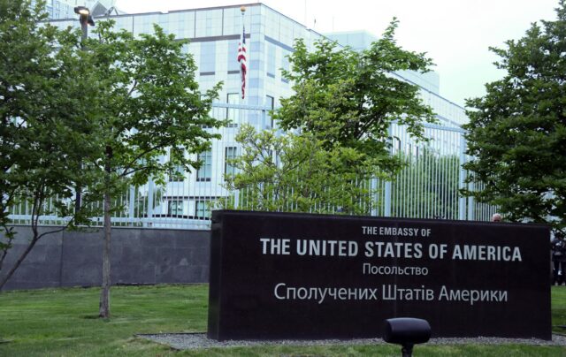 США не планують евакуацію посольства з Києва, заявляє Держдепартамент У Держдепі сказали, чи планують США евакуювати посольство з Києва через атаки РФ