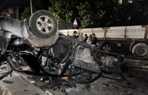 У Львові під час масової сутички перекинули автомобіль групи оповіщення ТЦК У-Львові-під-час-масової-сутички-перекинули-автомобіль-групи-оповіщення-ТЦК
