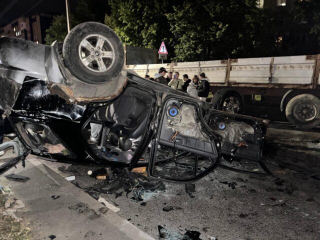 У Львові під час масової сутички перекинули автомобіль групи оповіщення ТЦК У-Львові-під-час-масової-сутички-перекинули-автомобіль-групи-оповіщення-ТЦК