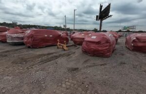 У США чоловік натрапив на дивне кладовище автомобілів, обгорнутих у червону плівку У-США-чоловік-натрапив-на-дивне-кладовище-автомобілів,-обгорнутих-у-червону-плівку
