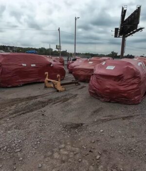 У-США-чоловік-натрапив-на-дивне-кладовище-автомобілів,-обгорнутих-у-червону-плівку У-США-чоловік-натрапив-на-дивне-кладовище-автомобілів,-обгорнутих-у-червону-плівку