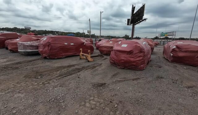 У США чоловік натрапив на дивне кладовище автомобілів, обгорнутих у червону плівку У-США-чоловік-натрапив-на-дивне-кладовище-автомобілів,-обгорнутих-у-червону-плівку