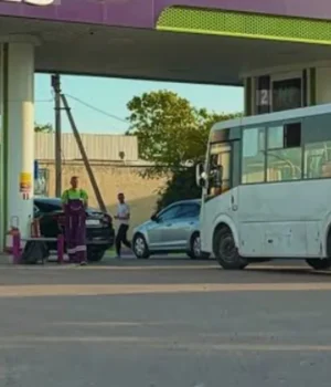 Паливна-криза-в-Криму-паралізує-громадський-транспорт-через-черги-на-заправках-–-ЦНС