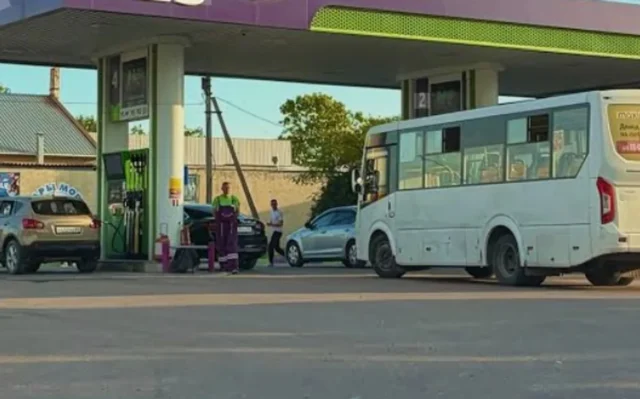 Паливна криза в Криму: громадський транспорт зупинився через черги на заправках Паливна-криза-в-Криму-паралізує-громадський-транспорт-через-черги-на-заправках-–-ЦНС