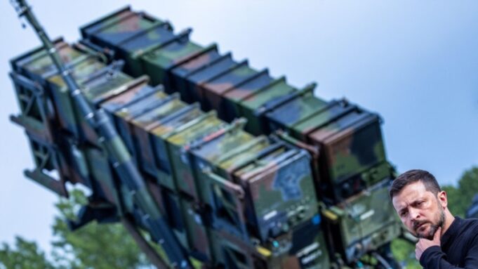 Україна прагне виробляти ракети Patriot для посилення протиповітряної оборони Ліцензія-на-patriot-Трамп-дав-добро-Зеленському.-Чи-зможе-Україна-сама-виробляти-ракети-перехоплювачі