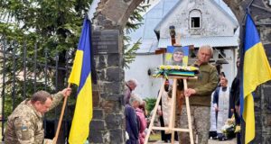 Прощання з полеглим Героєм: Василь Сачук загинув у війні за Україну У-Нововолинську-провели-в-останню-земну-дорогу-воїна-Василя-Сачука