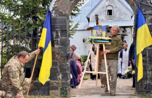 Прощання з полеглим Героєм: Василь Сачук загинув у війні за Україну У-Нововолинську-провели-в-останню-земну-дорогу-воїна-Василя-Сачука