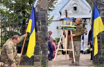 Прощання з полеглим Героєм: Василь Сачук загинув у війні за Україну У-Нововолинську-провели-в-останню-земну-дорогу-воїна-Василя-Сачука