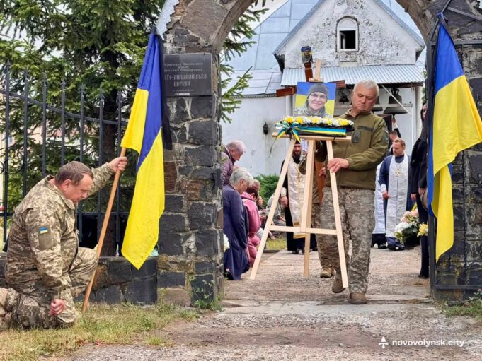 Прощання з полеглим Героєм: Василь Сачук загинув у війні за Україну У-Нововолинську-провели-в-останню-земну-дорогу-воїна-Василя-Сачука