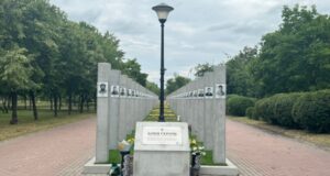 Конфлікт навколо Алеї Героїв у Києві: родичі загиблих військових висловлюють обурення «Відчуваю-сором-перед-сином»-Чому-рідні-загиблих-вимагають-демонтувати-фото-із-Алеї-Героїв-у-Деснянському.
