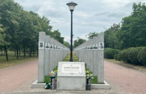 Конфлікт навколо Алеї Героїв у Києві: родичі загиблих військових висловлюють обурення «Відчуваю-сором-перед-сином»-Чому-рідні-загиблих-вимагають-демонтувати-фото-із-Алеї-Героїв-у-Деснянському.