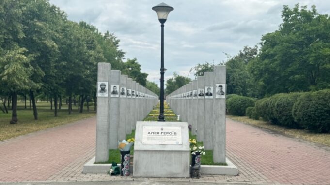 Конфлікт навколо Алеї Героїв у Києві: родичі загиблих військових висловлюють обурення «Відчуваю-сором-перед-сином»-Чому-рідні-загиблих-вимагають-демонтувати-фото-із-Алеї-Героїв-у-Деснянському.