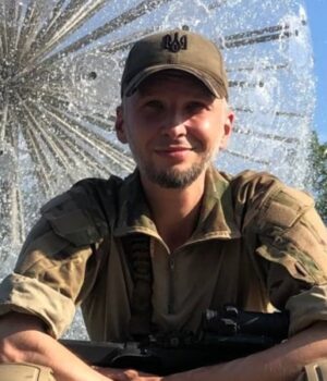 «Найбільша-перемога-–-самостійно-одягатися»:-історія-ветерана,-який-мріє-навчати-дітей-історії