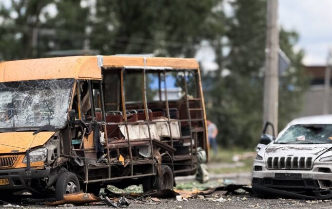 Російський удар по Сумам: чотири загиблих, серед них дитина Росія вдарила КАБами по Сумах, четверо загинули серед них дитина