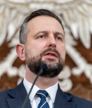 gettyimages_2182619990_9ab2b5c2fdb6a03e64869ce94a85bb8b_1300x820.jpg Глава польського Міноборони приїде на Волинь в роковини трагедії