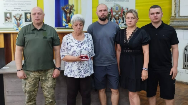 Військового з Волині Олександра Денисюка посмертно нагородили орденом «За мужність» Військового-з-Волині-Олександра-Денисюка-посмертно-нагородили-орденом-«За-мужність»