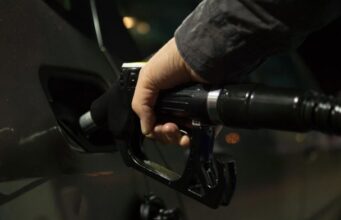 РФ вже “вибила” понад 200 АЗС в Україні: що буде з бензином і чи очікувати... РФ-вже-“вибила”-понад-200-АЗС-в-Україні:-що-буде-з-бензином-і-чи-очікувати.