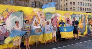 Солідарність з Україною: щотижневі акції в Базелі тривають незважаючи на війну «Щоб-усі-бачили:-в-Україні-триває-важка-війна».-У-Швейцарії-щотижня-виходять-на-варту