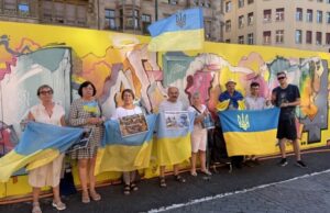 Солідарність з Україною: щотижневі акції в Базелі тривають незважаючи на війну «Щоб-усі-бачили:-в-Україні-триває-важка-війна».-У-Швейцарії-щотижня-виходять-на-варту