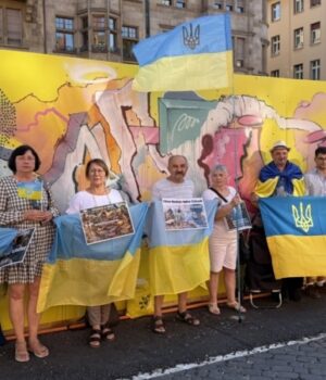 «Щоб-усі-бачили:-в-Україні-триває-важка-війна».-У-Швейцарії-щотижня-виходять-на-варту «Щоб-усі-бачили:-в-Україні-триває-важка-війна».-У-Швейцарії-щотижня-виходять-на-варту
