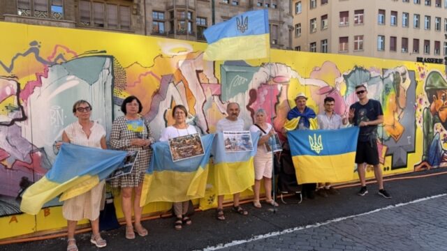 Солідарність з Україною: щотижневі акції в Базелі тривають незважаючи на війну «Щоб-усі-бачили:-в-Україні-триває-важка-війна».-У-Швейцарії-щотижня-виходять-на-варту