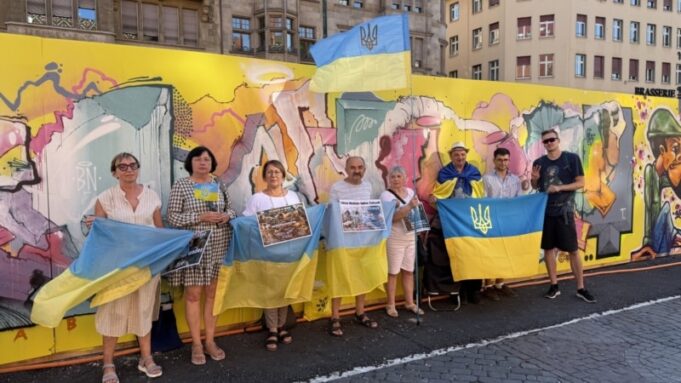 Солідарність з Україною: щотижневі акції в Базелі тривають незважаючи на війну «Щоб-усі-бачили:-в-Україні-триває-важка-війна».-У-Швейцарії-щотижня-виходять-на-варту